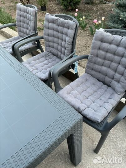 Крепкий стол под ротанг пластиковый на улицу дачу