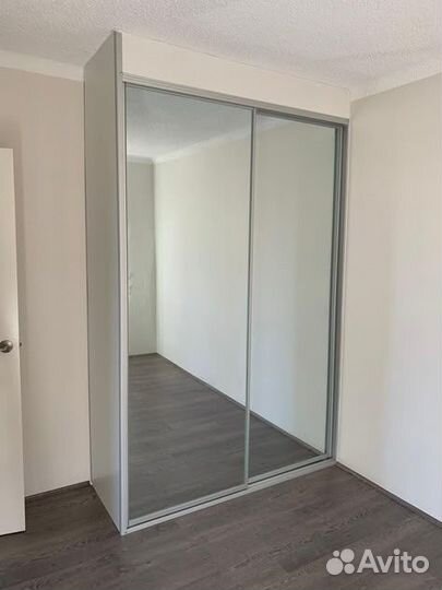 Шкаф купе с зеркалом