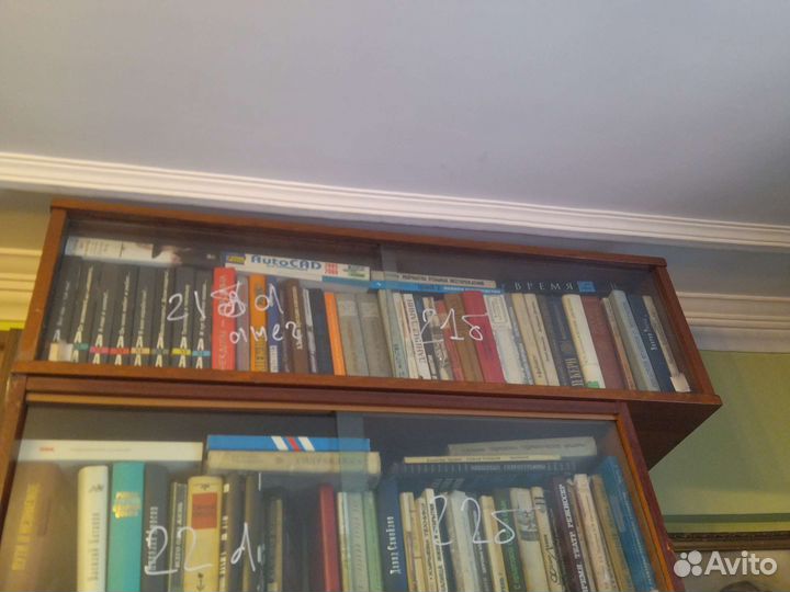 Книжные полки со стеклом