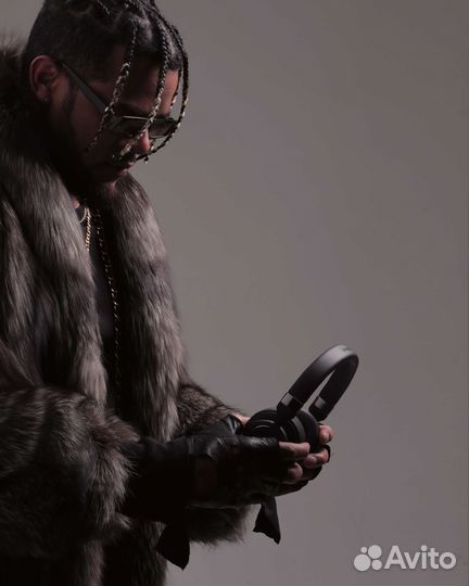 Диджей с оборудованием