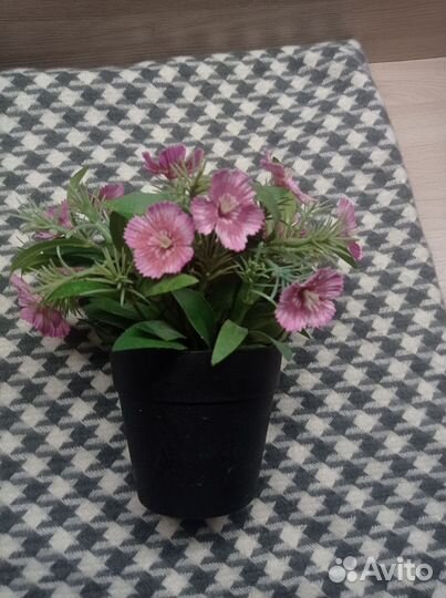 Искусственные цветы в горшке