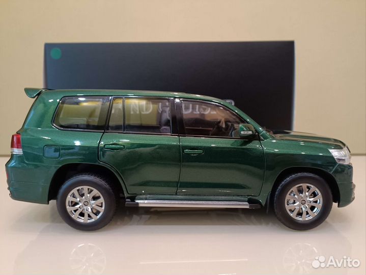 Toyota Land Cruiser 200 II(2015-2021) 1:18 Зеленый