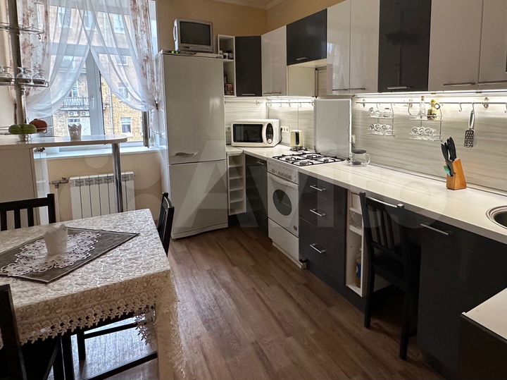 3-к. квартира, 90 м², 4/4 эт.