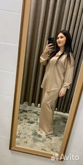 Костюм брючный женский двойка 50-54 б/у атласный