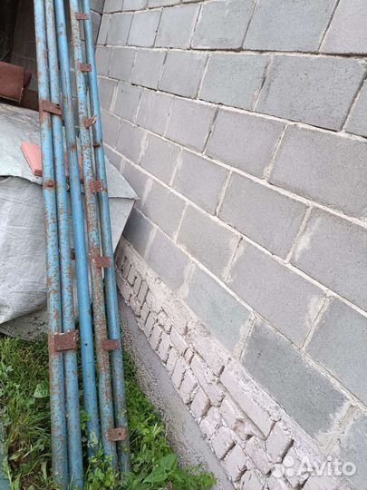 Оконная рама пластиковая, трубы