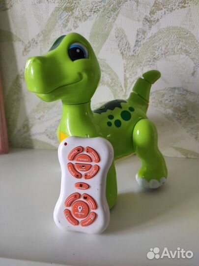 Динозавр с пультом управления