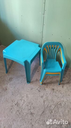 Детский стол и 3 стула, пластиковые