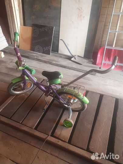 Детский велосипед с ручкой