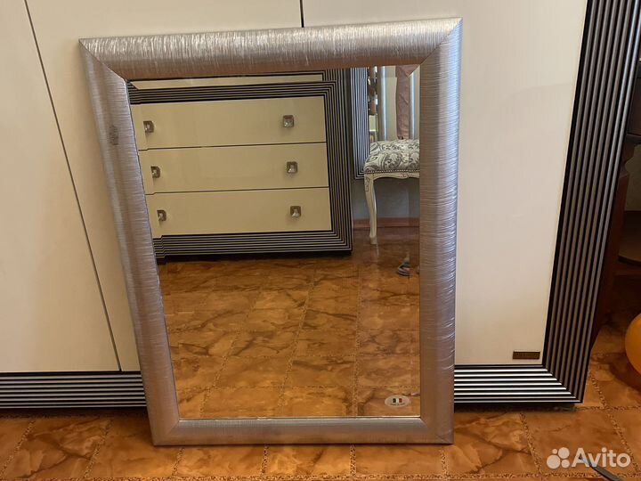 Зеркало на деревянной раме. Италия