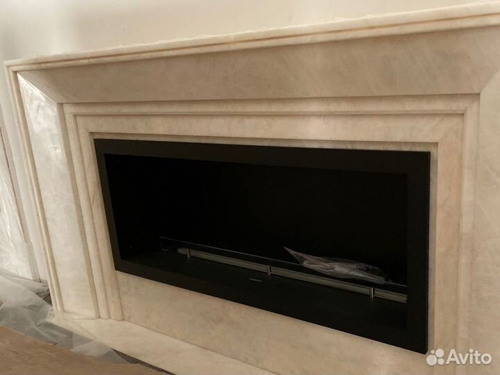 Современный камин из оникса