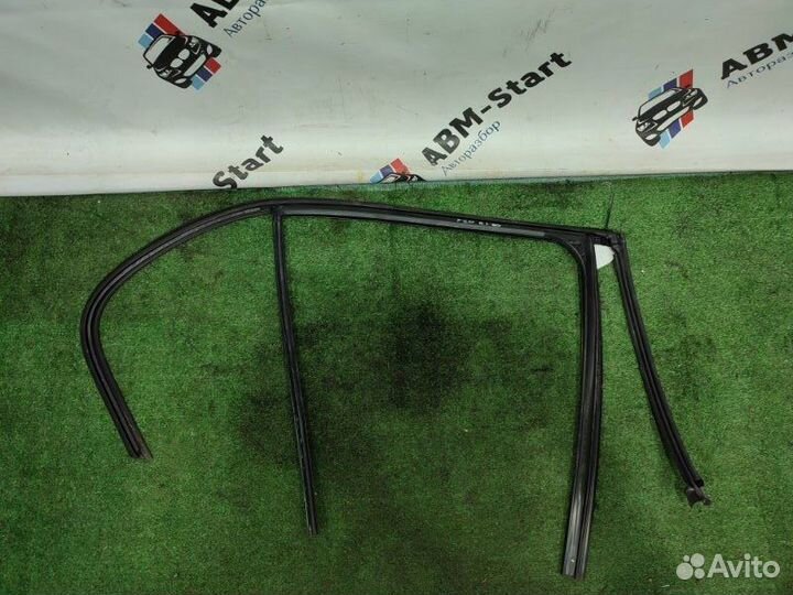 Направляющая стекла двери задняя левая Bmw 116I