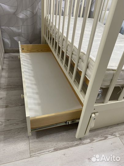 Кровать детская с маятником