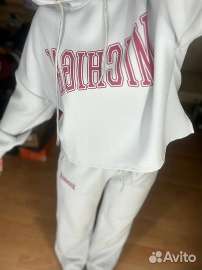 Женский спортивный костюм