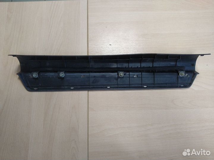 Накладка декоративная передняя правая Mitsubishi