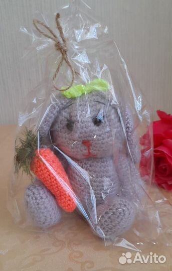 Вязаная игрушка пасхальный Зайка