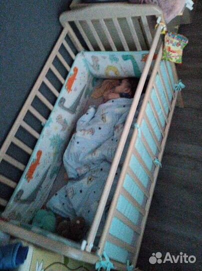 Детская кроватка с поперечным маятником