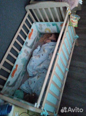 Детская кроватка с поперечным маятником