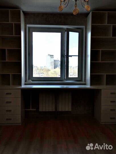 Детская рабочая зона у окна