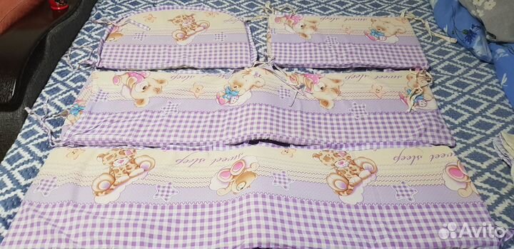 Бортики в детскую кроватку и 2 комплекта белья