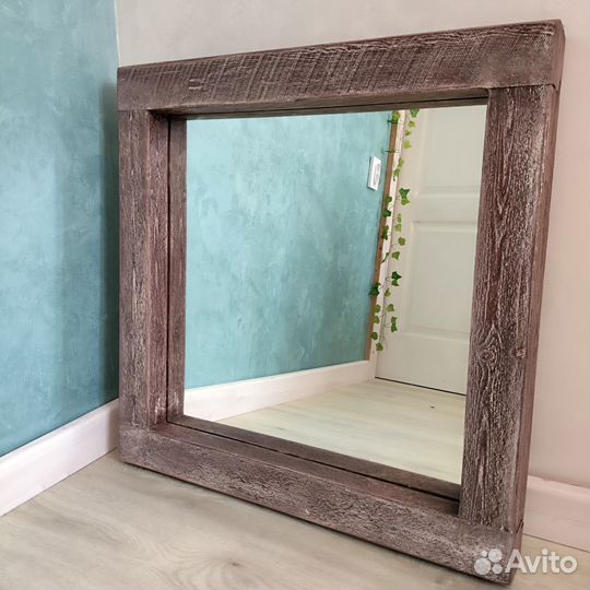 Зеркало настенное в деревянной раме