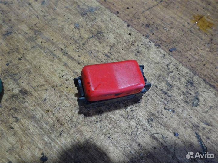 Кнопка аварийной сигнализации Mercedes Benz W202