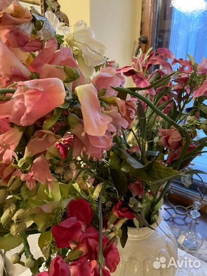 Ваза и искусственные цветы