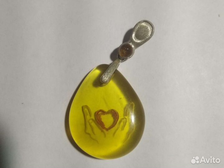 Кулон из янтаря