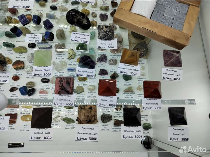 Коллекция камней минералов (пирамида)