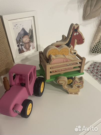 Игрушка Розовый трактор с прицепом и животными