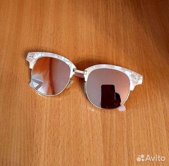 Очки от солнца в перламутровой оправе