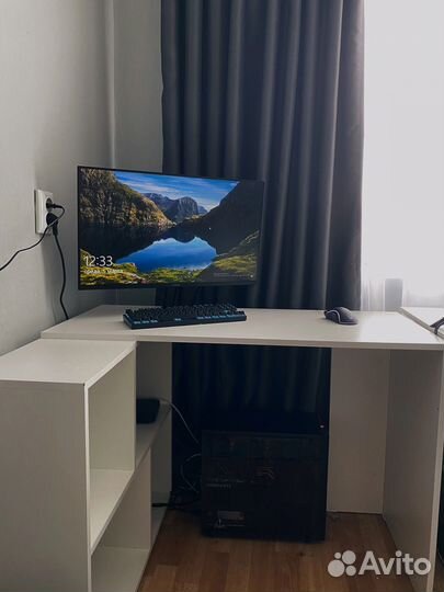 Угловой письменный стол с полками