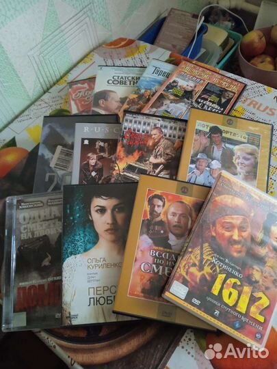 Диски с фильмами и муниципальные альбомы