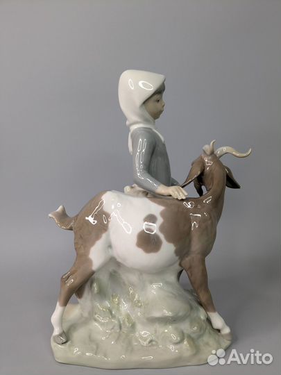 Статуэтка Девушка с козой Lladro