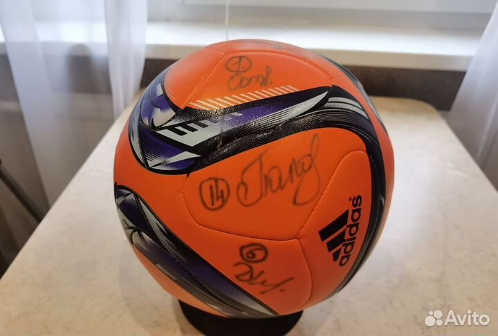 Футбольный мяч с автографами пфк Кристалл