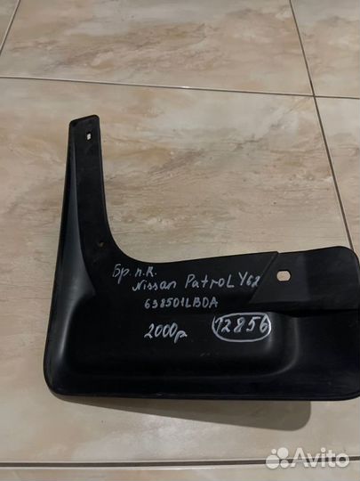 Брызговик передний правый Nissan Patrol Y62