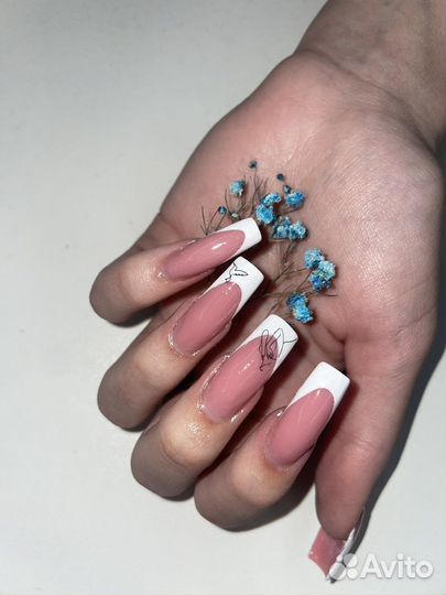 Наращивание ресниц и ногтей