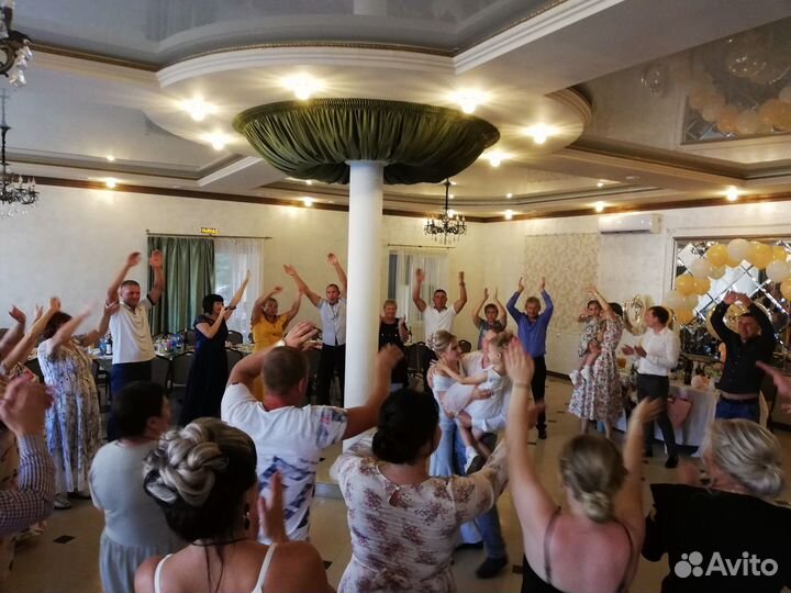 Ведущий на торжество