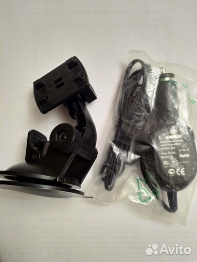 Автомобильное зарядное и крепление для навигатора