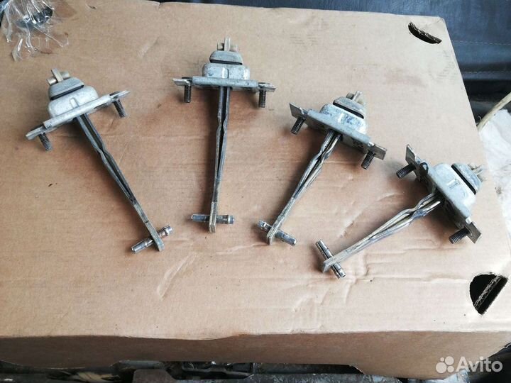 Ограничитель двери Мазда Демио 1