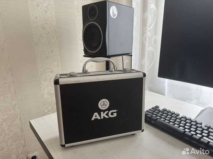Студийный микрофон akg c214