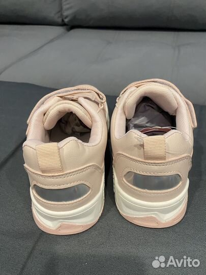 Женские кроссовки