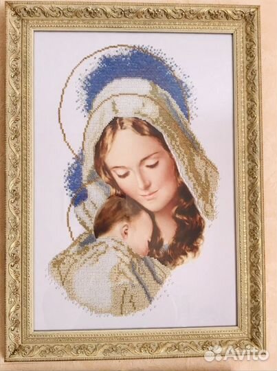 Картина «Мадонна с младенцем» вышита бисером