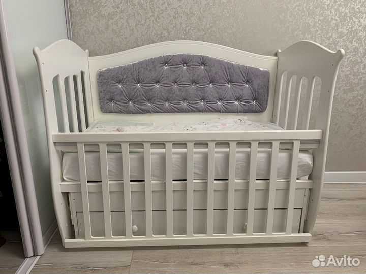 Детская кроватка с маятником и ящиками