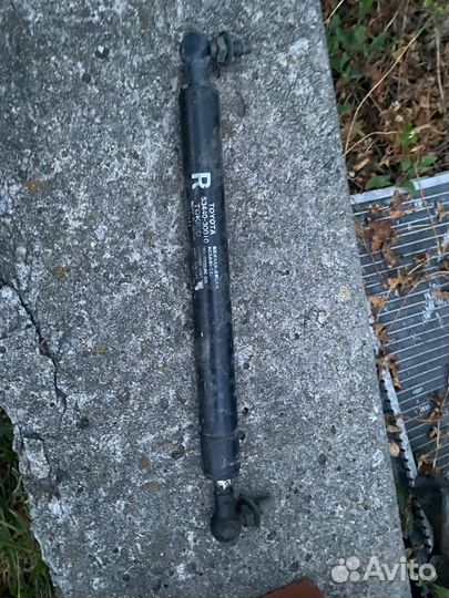 Амортизатор капота Toyota Crown s120