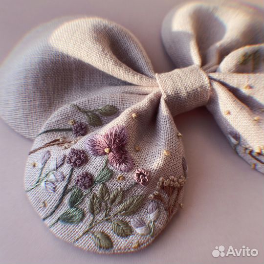 Бантик с вышивкой для девочки