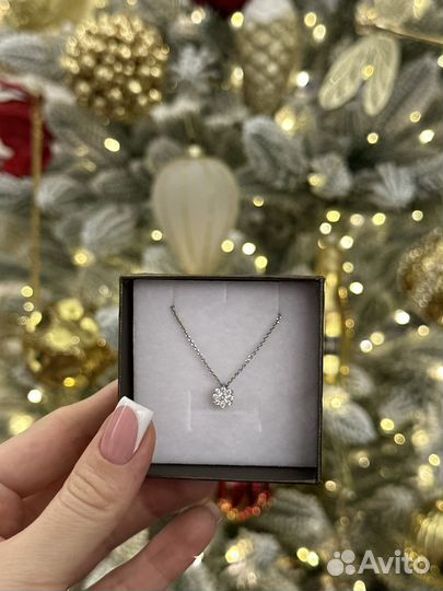 Колье с подвеской из бриллианта