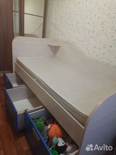 Кровать подростковая с матрасом, есть бортик