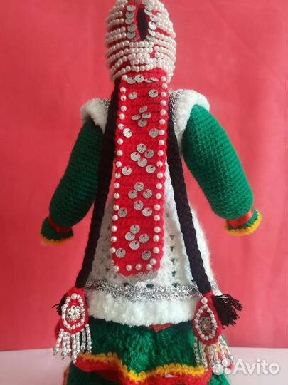 Вязаная сувенирная кукла в башкирском костюме