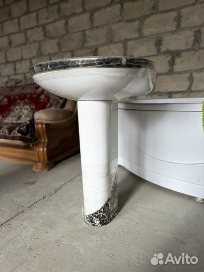 Раковина с ножкой