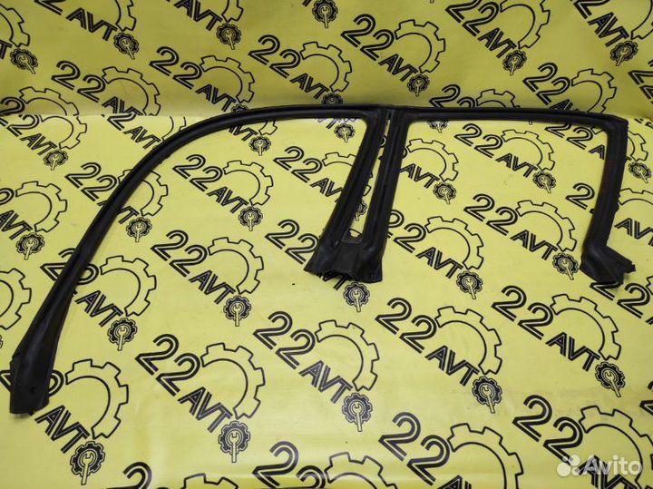 Уплотнитель проема двери левый Subaru Forester SG5